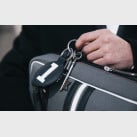 Porte clés luxe en cuir noir et blanc numéroté