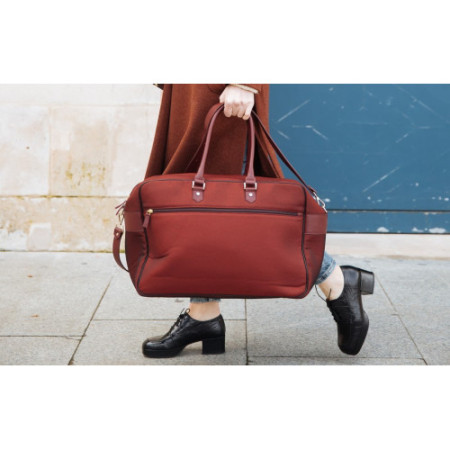 sac grand format femme en tissu recyclé porté épaule avec bandoulière amovible bordeaux