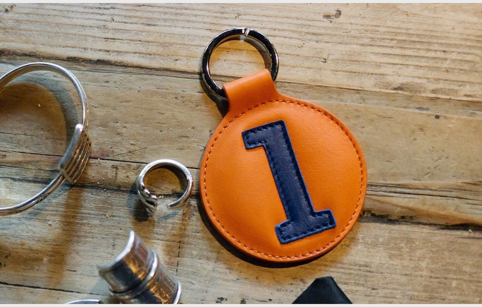 Porte clés vintage cuir bleu et orange numéroté