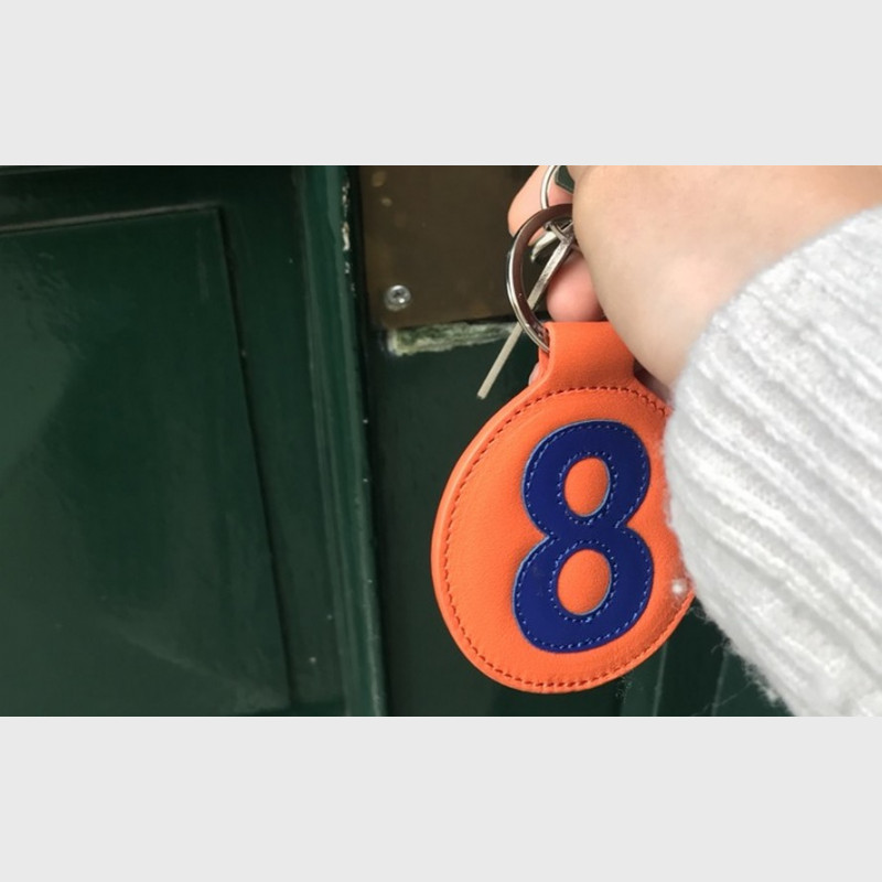 Porte clés vintage en cuir orange et blanc numéroté - E2R