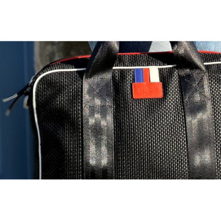 sac ordinateur solide en tissu recyclé noir porté main