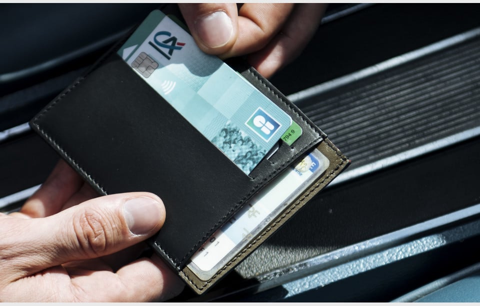 Porte carte identité homme en cuir upcyclé noir et vert truffe personnalisé