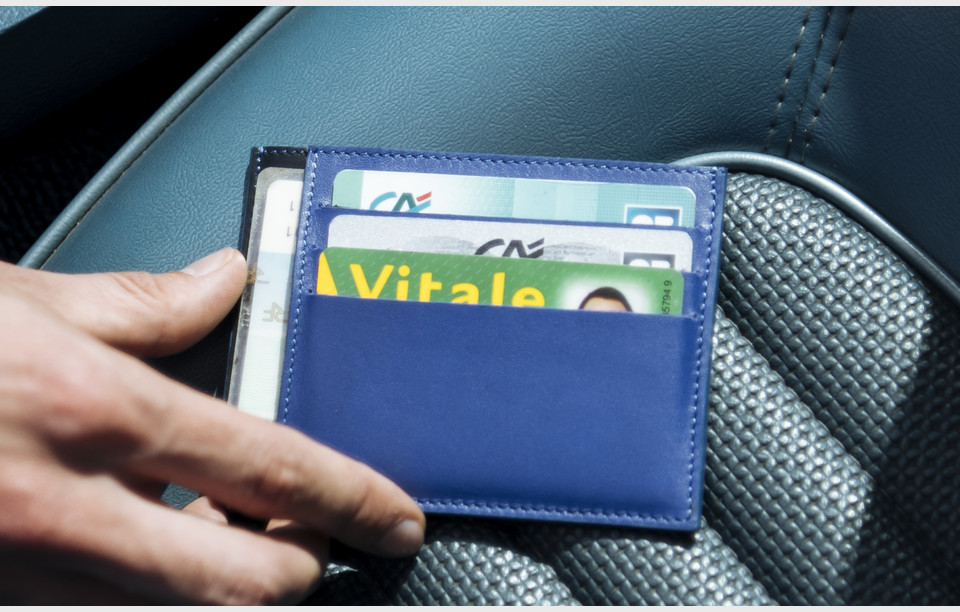 Porte carte identité homme personnalisé en cuir upcyclé bleu klein et marine