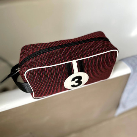 trousse de toilette voyage homme en tissu upcyclé rouge motif noir et blanc