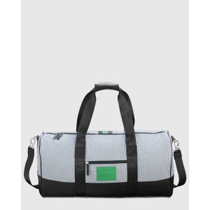 sac de voyage tendance homme en tissu gris porté épaule 2