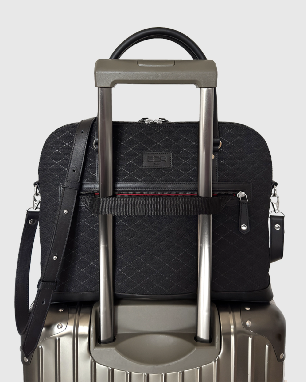 Sac-ordinateur-noir-chic-avec-poignées-et-bandoulière-amovible