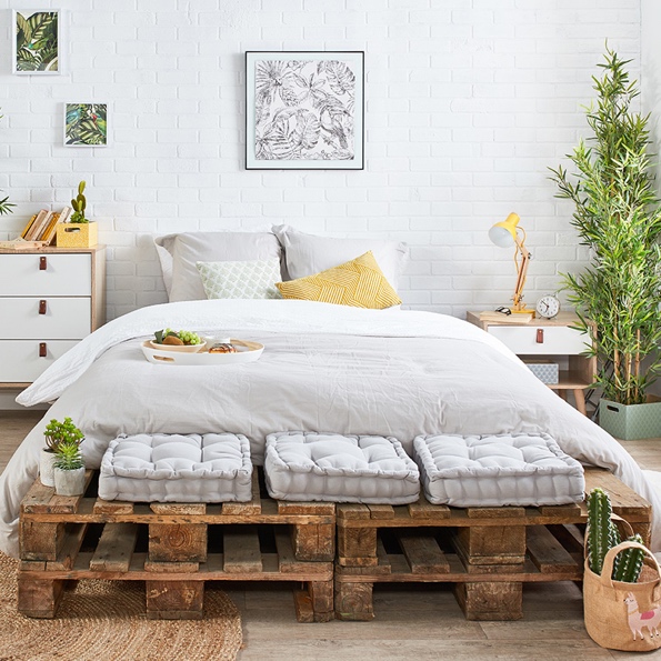 Convert a wooden pallet into a straight sofa or bed